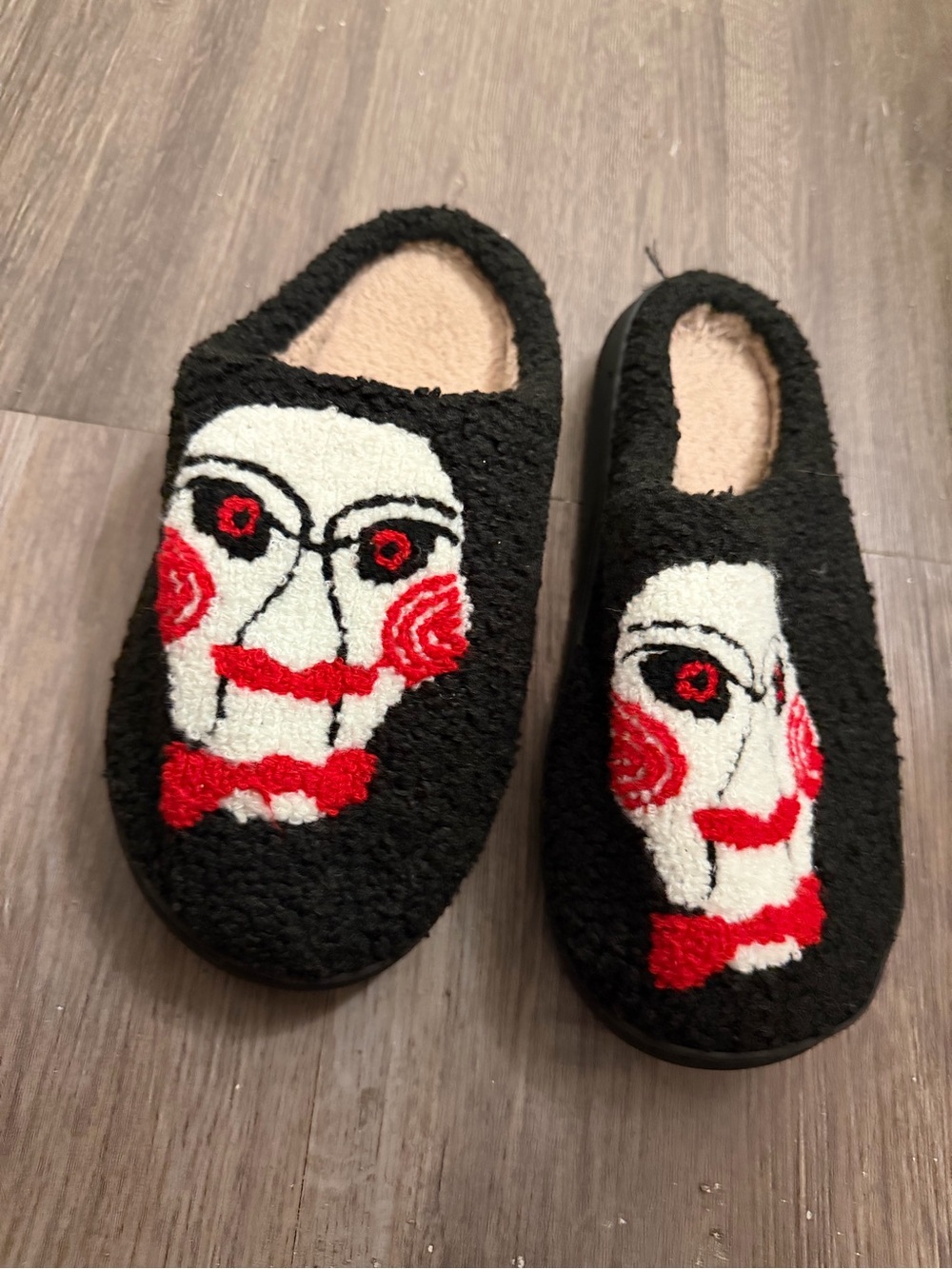 SAW movie- jigsaw- slippers- S/M- never worn - Picture 2 of 4
